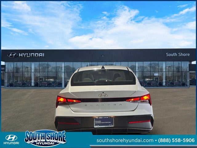 2024 Hyundai ELANTRA SE